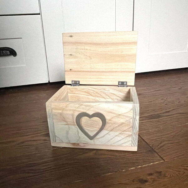 Natural Wooden box with lid with a love ceramic heart / gift box for a large mug