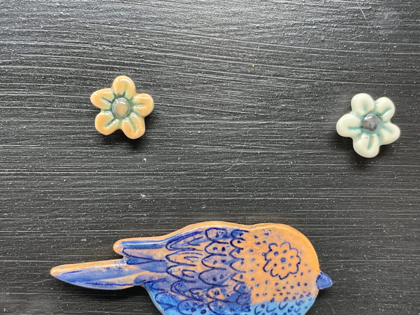 Ceramic Bird & Flowers Magnet Set — scale view