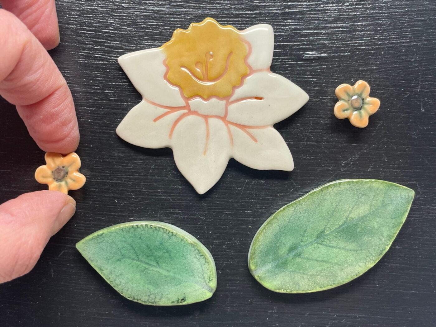 Ceramic Daffodil & Leaf Magnet Set — alternate angle