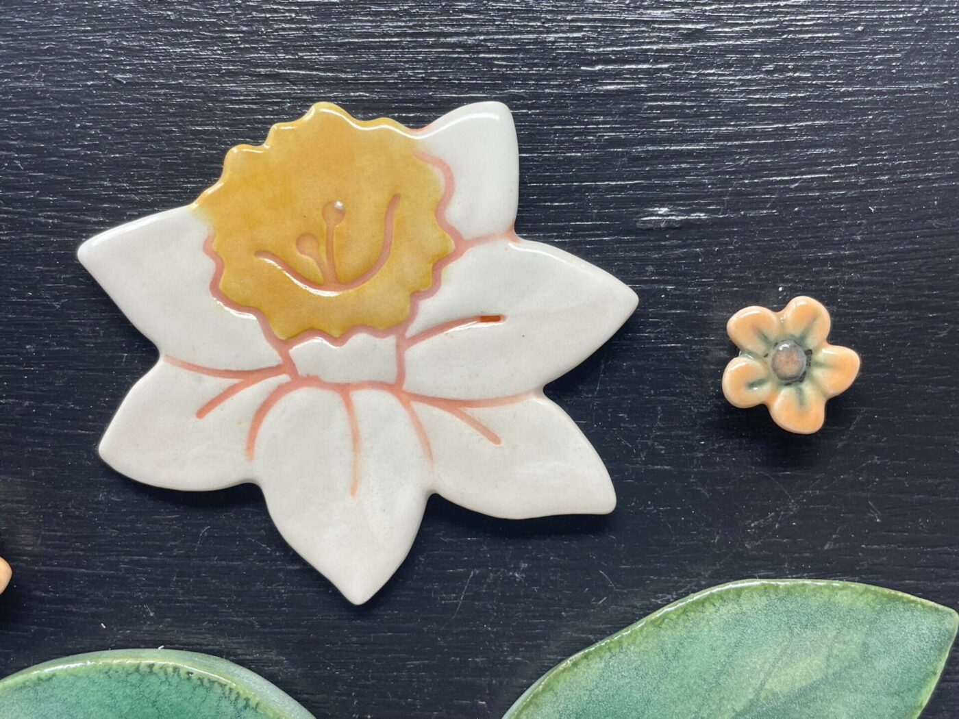 Ceramic Daffodil & Leaf Magnet Set — side view