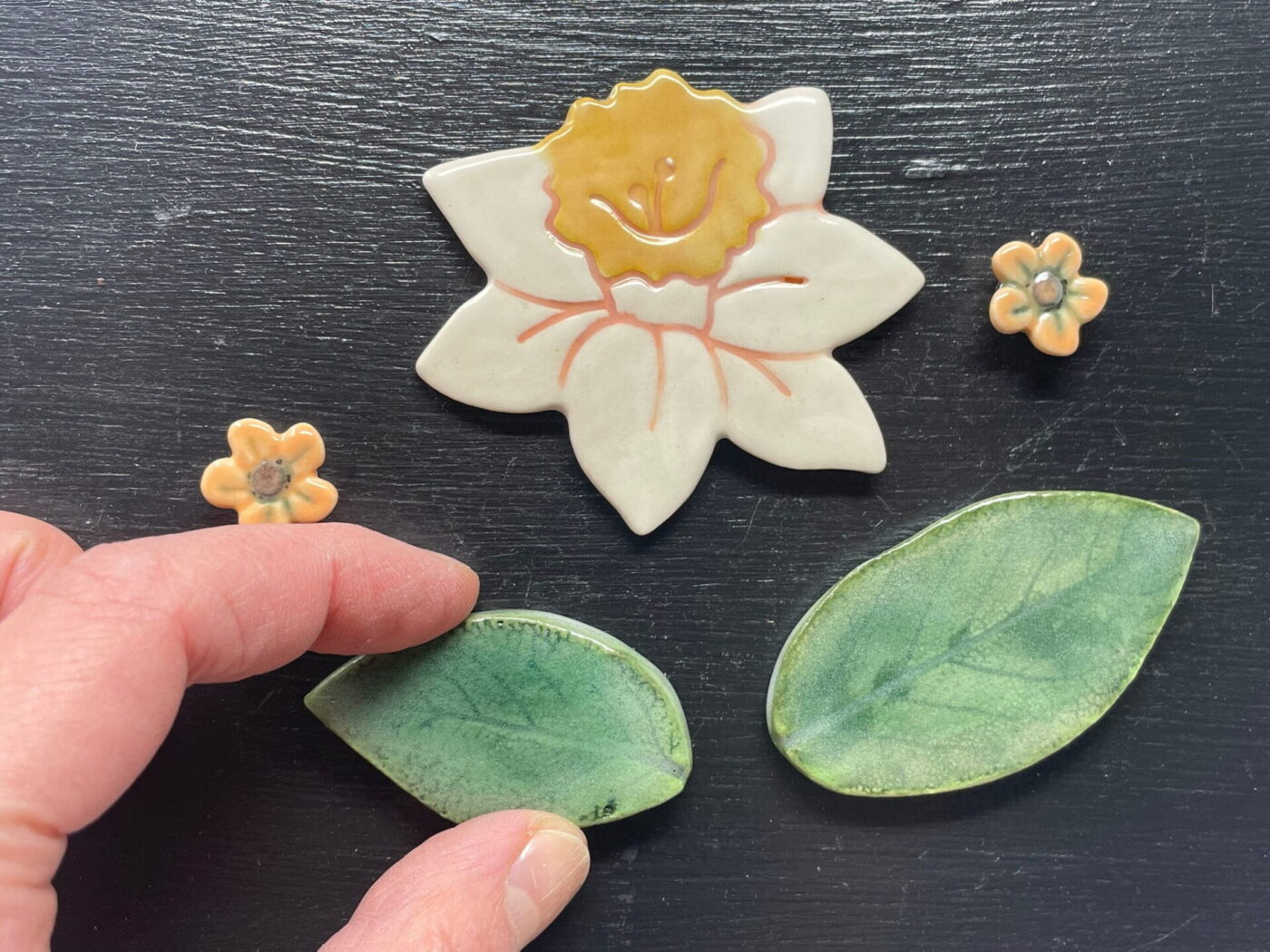 il_fullxfull.5437030048_4luc.jpg Ceramic Daffodil & Leaf Magnet Set
