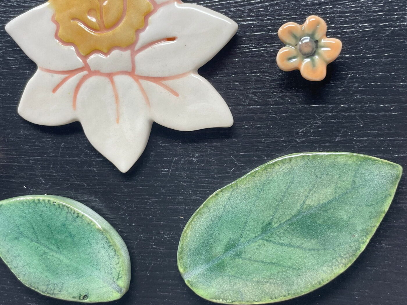 Ceramic Daffodil & Leaf Magnet Set — detail view