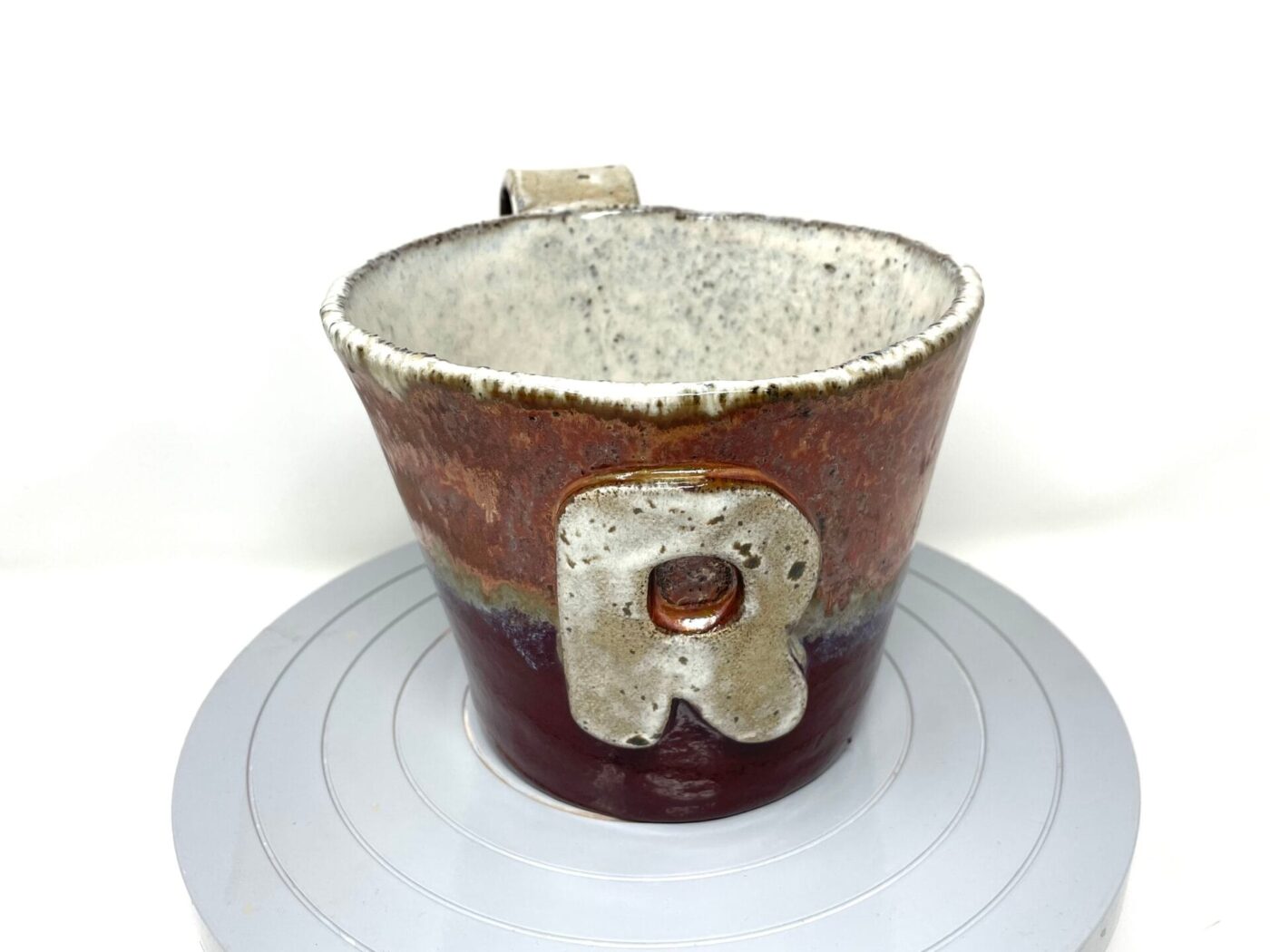 XXL Ceramic Mug — "R" Initial, Copper & Deep Red — detail view