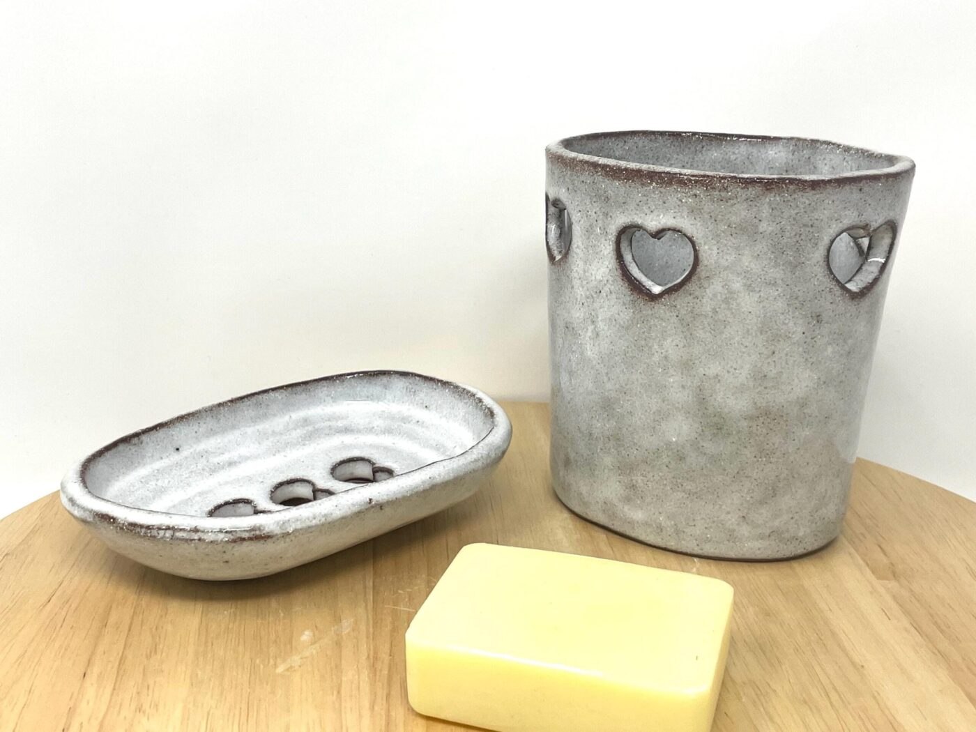 Terracotta Heart Bathroom Set (Dish + Toothbrush Holder) — alternate angle