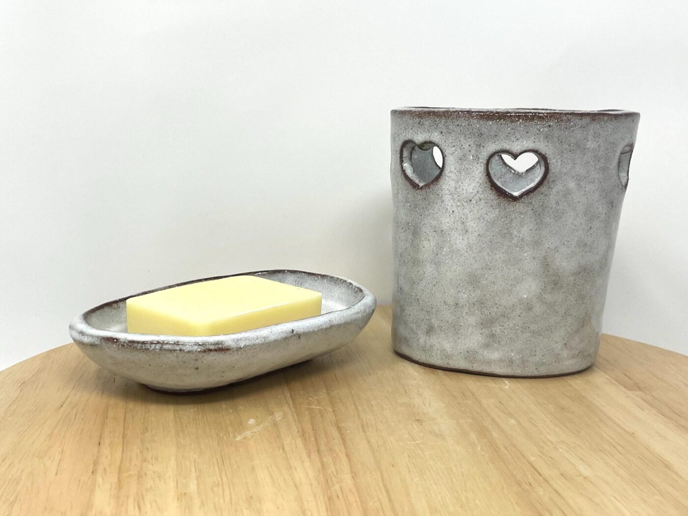 Terracotta Heart Bathroom Set (Dish + Toothbrush Holder) — close-up
