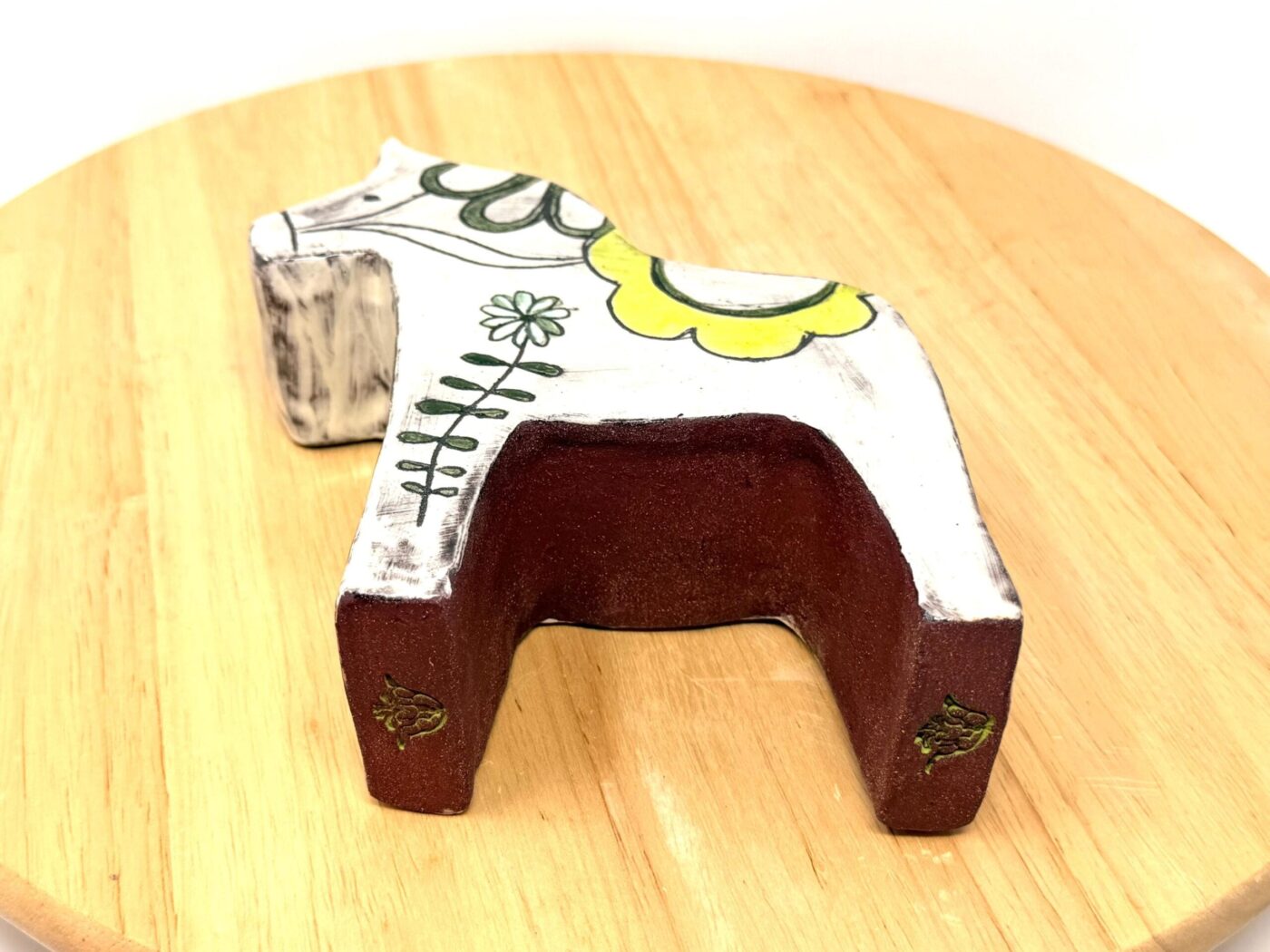 Sgraffito Miniature Dala Horse — styling detail